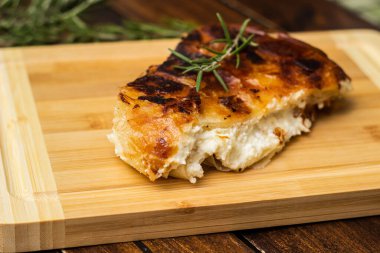 Ev yapımı peynirli turta, tahtada bir dilim.