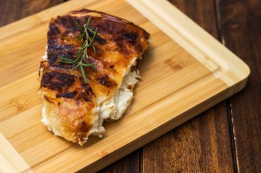 Ev yapımı peynirli turta, tahtada bir dilim.