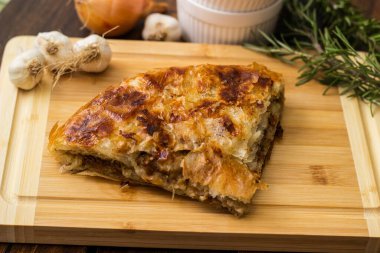 Etli, tuzlu turta dilimi