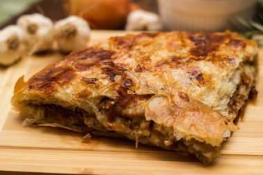 Etli, tuzlu turta dilimi