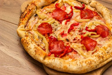 Kesme tahtasında taze pepperonili pizza.