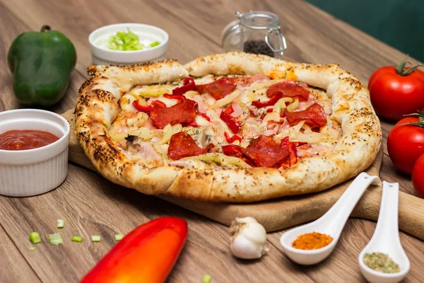 Smaczna Pizza Pepperoni Szynka Papryka Oraz Składniki Pizzy Przy Stole — Zdjęcie stockowe