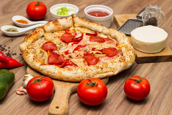 Sucuklu, jambonlu, biberli ve pizza malzemeli lezzetli pizza.