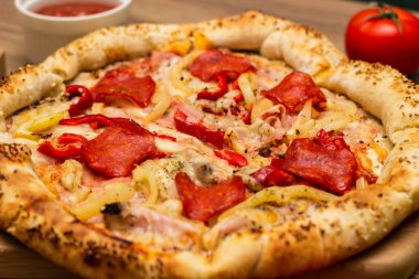 Salamlı ve peynirli İtalyan biberli pizza.