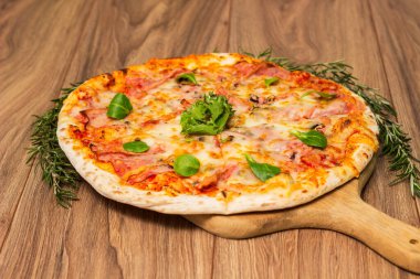 Peynirli, domates soslu ve fesleğenli İtalyan pizzası.