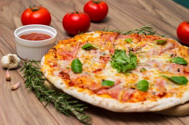 Peynirli, domates soslu ve fesleğenli İtalyan pizzası.