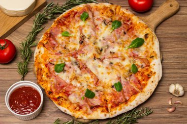 Jambon, domates ve peynirli taze pişmiş pizza.