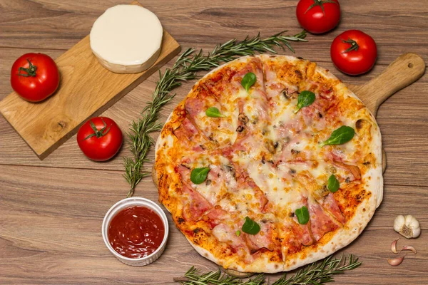 stock image Freshly baked pizza with ham, tomato, and cheese