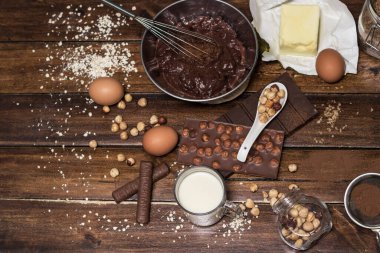 Pasta pişirme malzemeleri. Tahta arka planda çikolatalı pasta pişirmek için gerekli malzemeler.