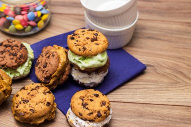 Çok renkli çikolatalı, dondurmalı, kurabiyeli sandviç.