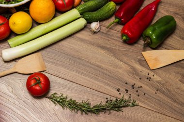 Sebze ve meyveli sağlıklı ve taze salata.