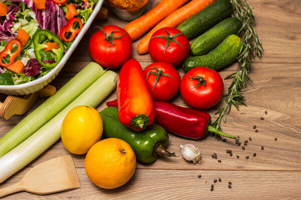 Здоровый и свежий салат в миске с овощами и фруктами