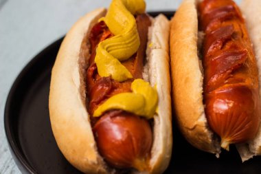 Hardallı ızgara sosisli sandviç.