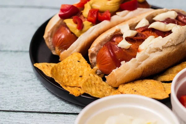 Smaczny Hot Dog Talerzu Składnikami — Zdjęcie stockowe