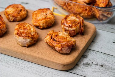 Domates soslu, jambonlu ve peynirli ev yapımı mini pizza.