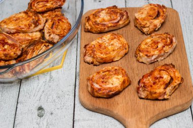 Domates soslu, jambonlu ve peynirli ev yapımı mini pizza.