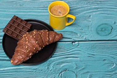 Fincan Cappuccino Kahve kruvasan ile