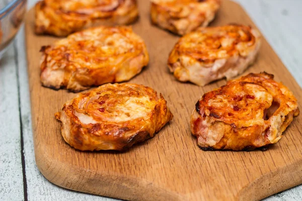 Σπιτικά Ψωμάκια Πίτσας Σάλτσα Ντομάτας Ζαμπόν Και Τυρί — Φωτογραφία Αρχείου