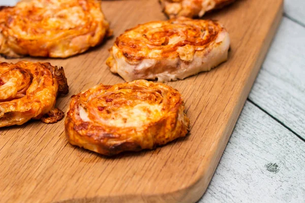 Hausgemachte Mini Pizzabrötchen Mit Tomatensauce Schinken Und Käse — Stockfoto