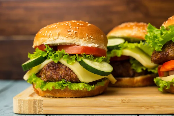 Hambúrgueres Com Carne Vaca Queijo Alface Servidos Tábua Corte — Fotografia de Stock