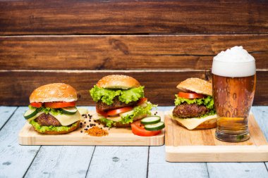 Burgerler ve bira ahşap arka planda