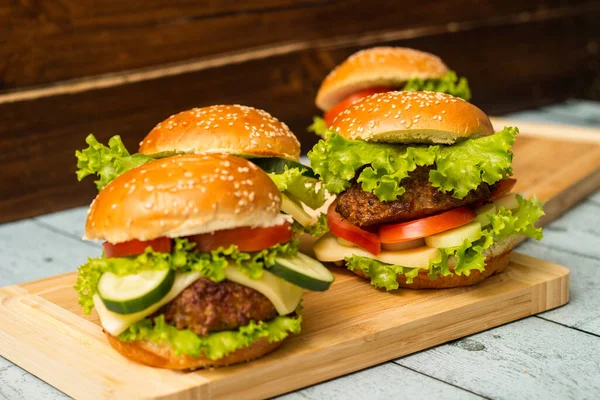 Hamburguesas Frescas Parrilla Servidas Sobre Mesa Madera — Foto de Stock