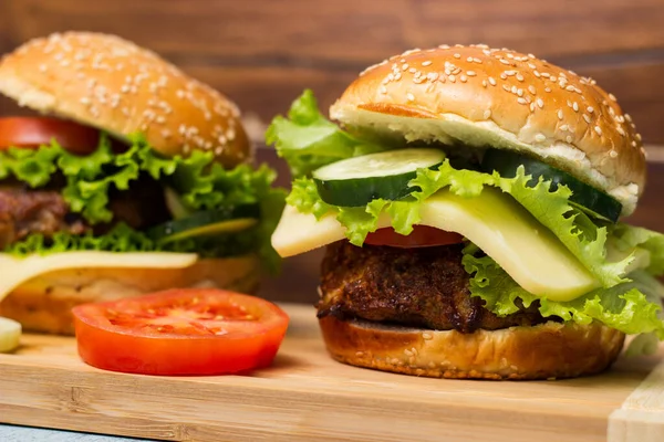 Hamburgery Mięsem Wołowym Serem Sałatą Podawane Desce Krojenia — Zdjęcie stockowe