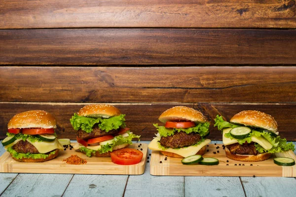 放在木桌上的新鲜烤汉堡包 — 图库照片
