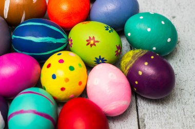 Ahşap masada renkli paskalya yumurtaları koleksiyonu