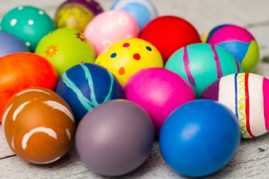 Ahşap masada renkli paskalya yumurtaları koleksiyonu