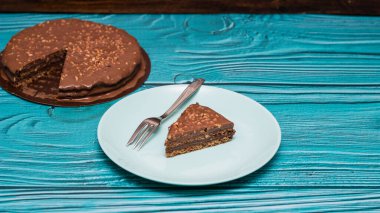 Masada badem olan lezzetli çikolata katlı pasta.