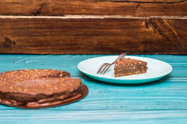 Masada badem olan lezzetli çikolata katlı pasta.