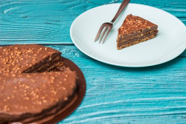 Masada badem olan lezzetli çikolata katlı pasta.