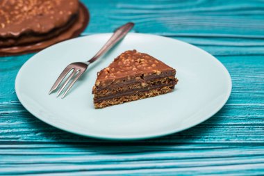 Masada badem olan lezzetli çikolata katlı pasta.