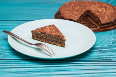 Masada badem olan lezzetli çikolata katlı pasta.