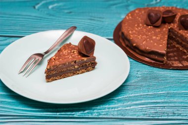 Çikolatalı kek ve şekerli kalp.