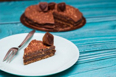 Çikolatalı kek ve şekerli kalp.