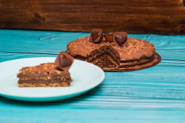 Çikolatalı kek ve şekerli kalp.