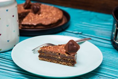 Ev yapımı çikolatalı kek bir dilim