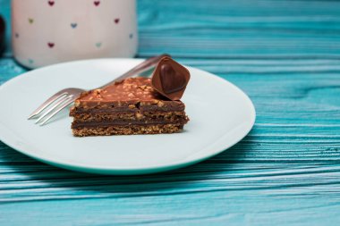 Ev yapımı çikolatalı kek bir dilim