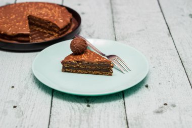 Cevizli çikolatalı kek parçaları.