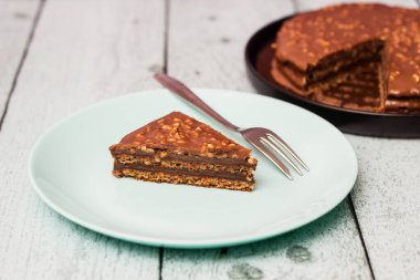 Masada badem olan lezzetli çikolata katlı pasta.