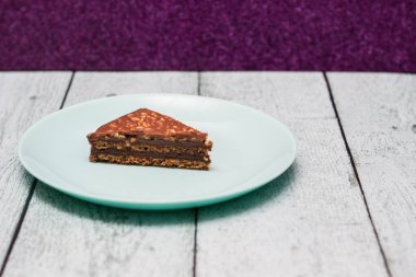 Masada badem olan lezzetli çikolata katlı pasta.