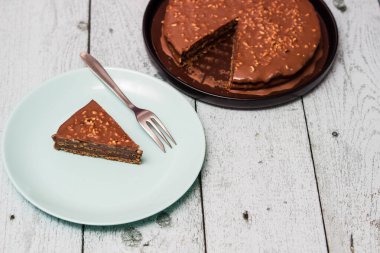 Masada badem olan lezzetli çikolata katlı pasta.
