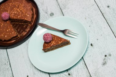 Cevizli çikolatalı kek parçaları.