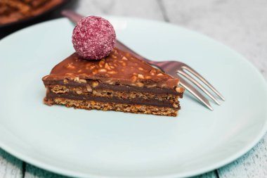 Cevizli çikolatalı kek parçaları.