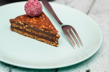 Cevizli çikolatalı kek parçaları.