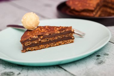 Cevizli çikolatalı kek parçaları.