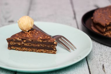 Cevizli çikolatalı kek parçaları.