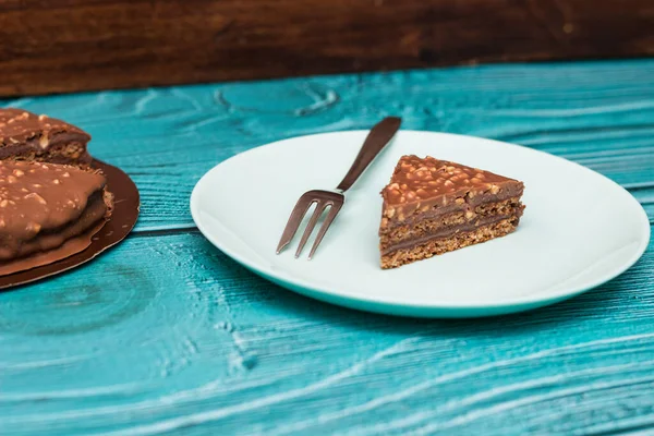 Masada badem olan lezzetli çikolata katlı pasta.